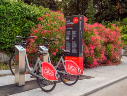 Ciclostazione viale miramare con due biciclette bits