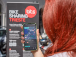 Ragazza che consulta l'app da telefono