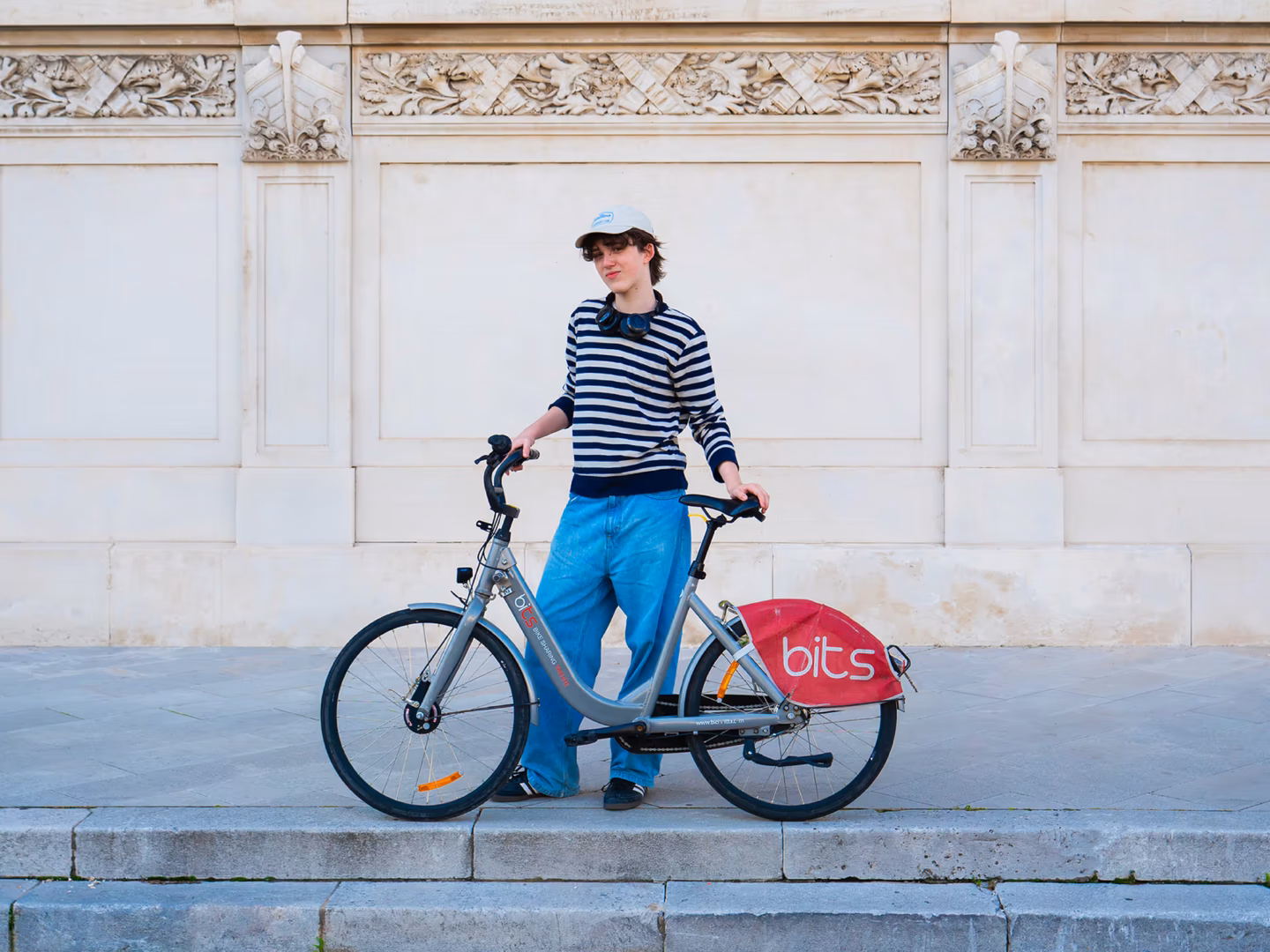 Giovane ragazzo con una bicicletta bits