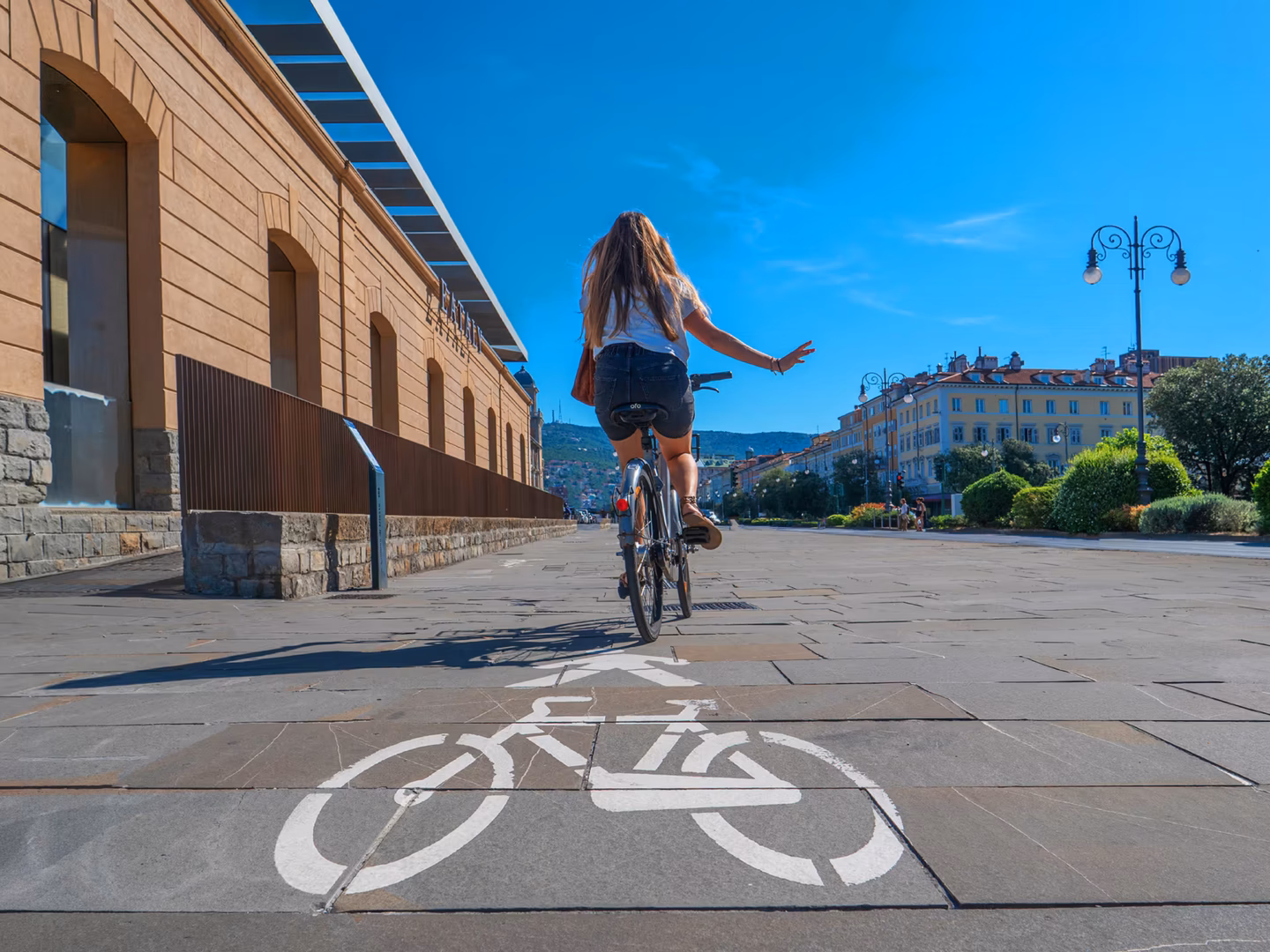 ragazza su una bicicletta bits sulle rive di Trieste