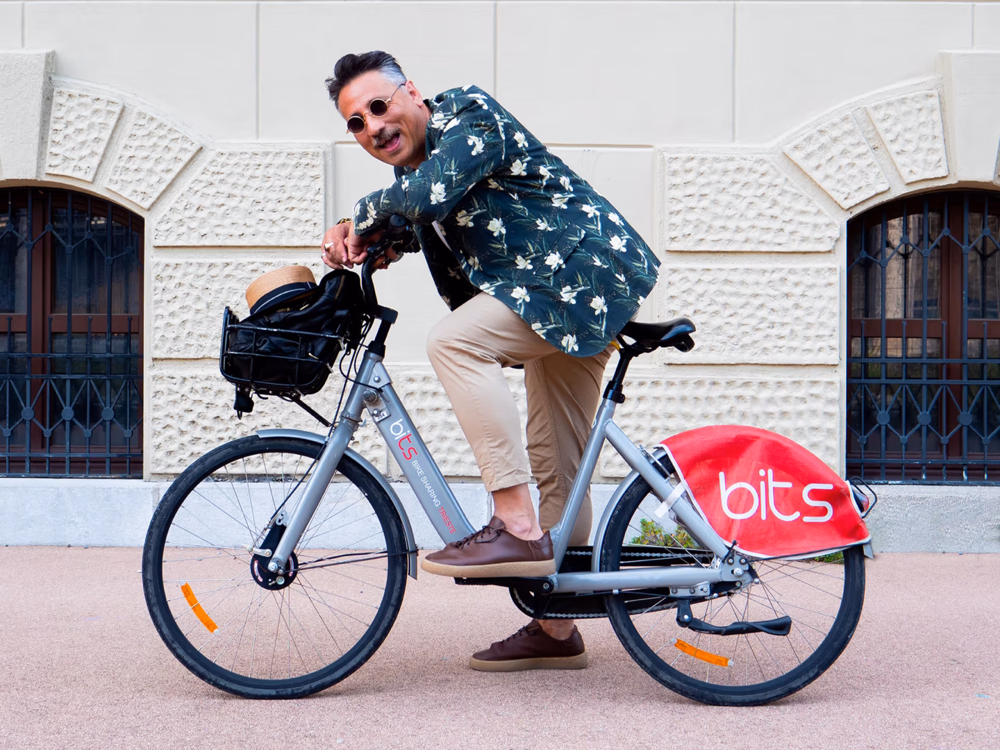 signore su una bicicletta bits