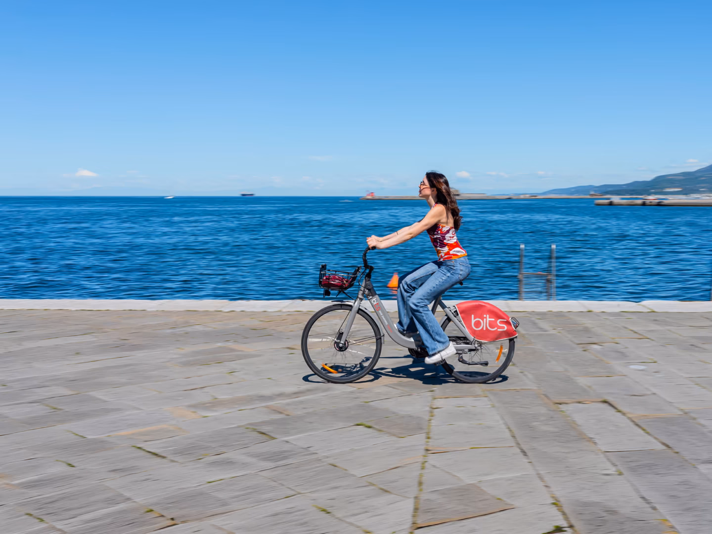 ragazza su una bicicletta bits sulle rive di Trieste